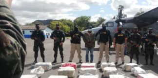 Incautan 375 kilos de cocaína, dos lanchas y detienen una persona en Atlantida, Honduras