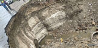 Debido a las lluvias cierran la calle que conecta la avenida Júnior y el bulevar del norte en la colonia El Roble de SPS