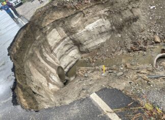 Debido a las lluvias cierran la calle que conecta la avenida Júnior y el bulevar del norte en la colonia El Roble de SPS