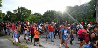 Caravana migrante reanuda su camino en el sur de México y cambia de ruta