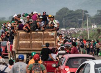 Las caravanas migrantes avanzan por México en medio de obstáculos