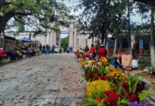 Hondureños visitan los cementerios para recordar a sus seres queridos en el Día de los Muertos