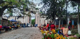 Hondureños visitan los cementerios para recordar a sus seres queridos en el Día de los Muertos
