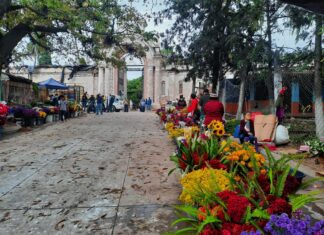 Hondureños visitan los cementerios para recordar a sus seres queridos en el Día de los Muertos