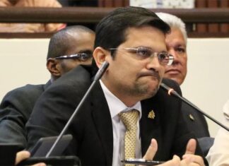 El Partido Nacional quiere ponerle «bozal» a la oposición para que no los señale de corruptos y narcotraficantes, señala diputado David Reyes