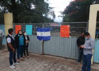 Por asignación de plazas: Docentes se toman la dirección departamental de Francisco Morazán