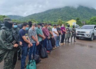 Trasladan a Tegucigalpa a los policías detenidos con 50 kilos de cocaína en Tocoa, Colón