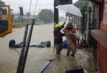 El Cuerpo de Bomberos realiza evacuaciones debido a las inundaciones en Puerto Cortés