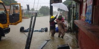 El Cuerpo de Bomberos realiza evacuaciones debido a las inundaciones en Puerto Cortés