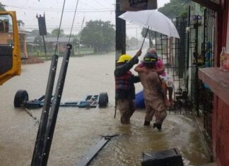 El Cuerpo de Bomberos realiza evacuaciones debido a las inundaciones en Puerto Cortés