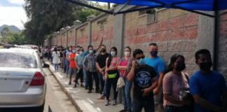 Continúan largas filas para reclamar su DNI en la capital