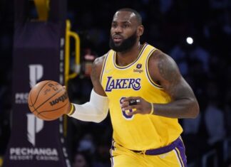 La NBA multa a LeBron James por un gesto obsceno durante un partido