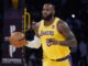 La NBA multa a LeBron James por un gesto obsceno durante un partido