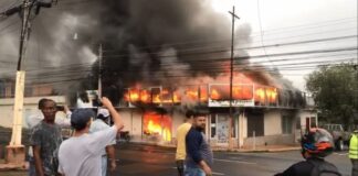 Al menos cuatro negocios fueron consumidos por un voraz incendio en San Pedro Sula