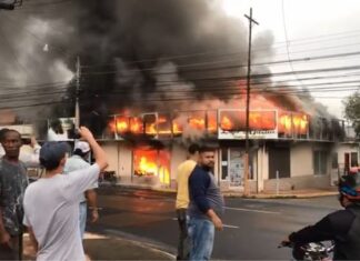 Al menos cuatro negocios fueron consumidos por un voraz incendio en San Pedro Sula