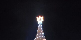 Una ciudad de Florida presume de árbol de Navidad de 10 metros hecho de arena