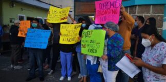 Empleados sanitarios protestan por despidos en hospital El Tórax