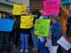 Empleados sanitarios protestan por despidos en hospital El Tórax