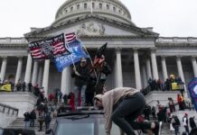 Sentencian a casi 4 años de prisión a sujeto por asalto a Capitolio de EE. UU.