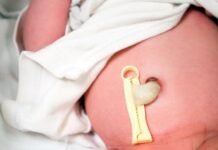 Retrasar el pinzamiento del cordón umbilical salva vidas en los bebés prematuros