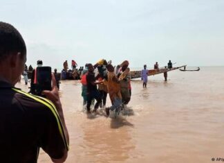 Al menos 29 fallecidos, la mayoría niños, en un naufragio en Nigeria