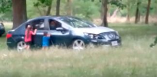 Denuncian a pareja por bajar a sus niños del auto para tener sexo en un parque de Argentina
