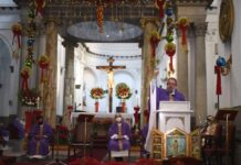 Sacerdote promigrantes oficia misa en Guatemala por 56 fallecidos en México