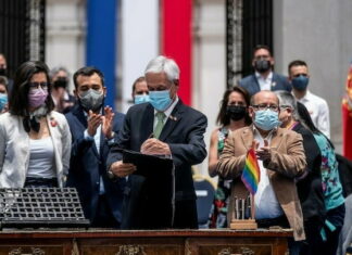 Sebastián Piñera presidente chileno, promulga ley de matrimonio igualitario