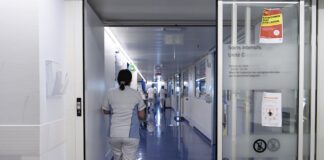 La variante ómicron ya causa más de la mitad de los casos de COVID en Suiza