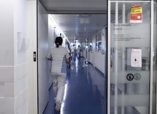 La variante ómicron ya causa más de la mitad de los casos de COVID en Suiza