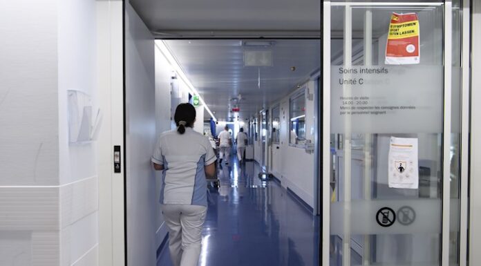 La variante ómicron ya causa más de la mitad de los casos de COVID en Suiza