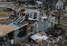 Una serie histórica de tornados deja decenas de muertos y devastación en EEUU