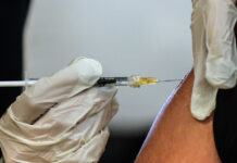 Un italiano trata de vacunarse con un brazo de silicona para obtener el pasaporte covid, pero fracasa y termina detenido