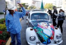 Con canciones y fotografías seguidores dan último adiós a Vicente Fernández