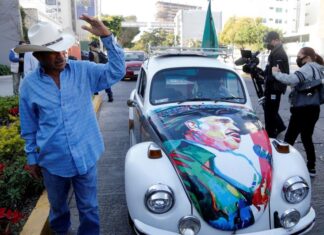 Con canciones y fotografías seguidores dan último adiós a Vicente Fernández