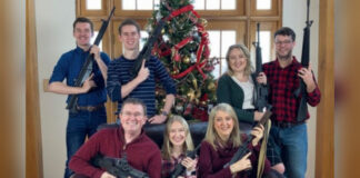 Congresista de EE.UU. publica foto navideña armado tras tiroteo en escuela