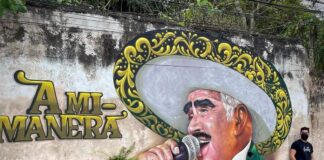 Artista hondureño crea un mural en homenaje a Vicente Fernández