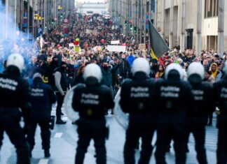 Al rededor de 3.500 personas se manifiestan en Bruselas contra el pasaporte covid