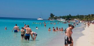 ¡A partir del lunes! Dos vuelos diarios con turistas canadienses llegarán a Roatán