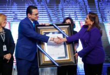 El CNE entrega a Xiomara Castro la credencial como presidenta electa de Honduras