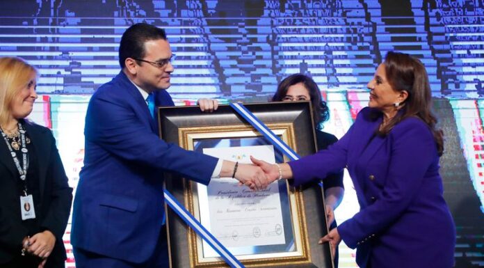 El CNE entrega a Xiomara Castro la credencial como presidenta electa de Honduras