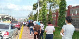 Hondureños realizan largas filas para aplicarse dosis de refuerzo