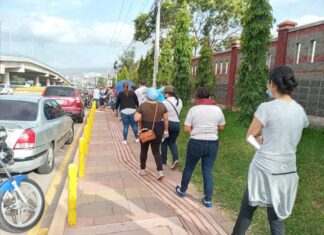 Hondureños realizan largas filas para aplicarse dosis de refuerzo