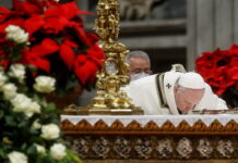 El papa reclama trabajos dignos y seguros en la Misa del Gallo