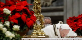 El papa reclama trabajos dignos y seguros en la Misa del Gallo