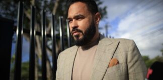 Declaran culpable a Raphy Pina por posesión ilegal de armas