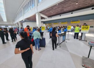 Pasajeros que viajarán desde el aeropuerto de Palmerola realizan su pre chequeo