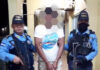 Funcionarios policiales arrestan a sujeto por maltrato familiar y tráfico de drogas en Colón