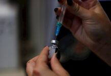 Israel acorta a tres meses tiempo entre segunda y tercera dosis de la vacuna