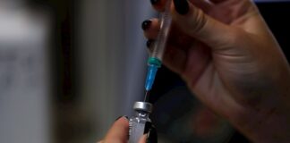 Israel acorta a tres meses tiempo entre segunda y tercera dosis de la vacuna